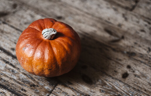 Hokkaido pumpkin on wood - RAMAF00030