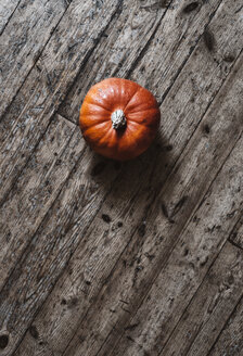 Hokkaido pumpkin on wood - RAMAF00031