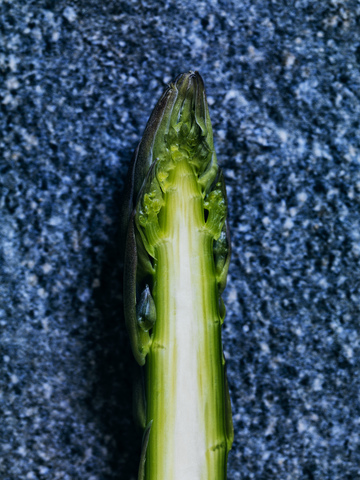 In Scheiben geschnittene grüne Spargelspitzen, lizenzfreies Stockfoto