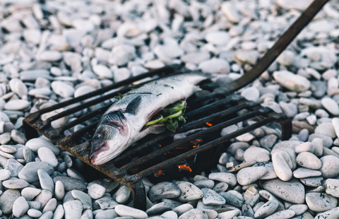 Grillen von Fisch, lizenzfreies Stockfoto