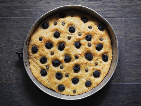 Selbstgebackene Focaccia mit schwarzen Oliven, lizenzfreies Stockfoto