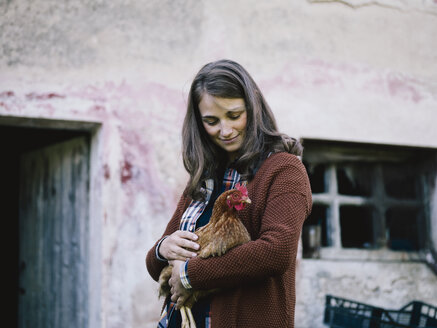 Lächelnde Frau mit Huhn - RAMAF00063