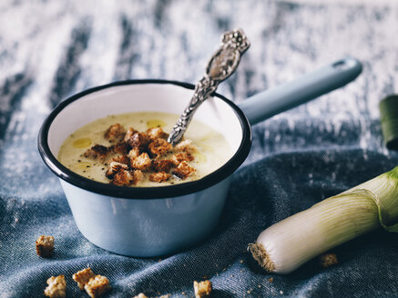 Creme of vegetable soup with croutons - RAMAF00088