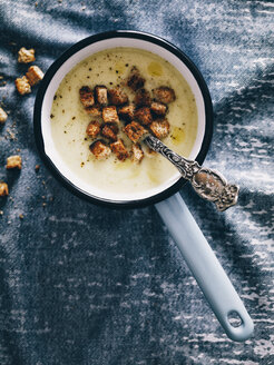 Creme of vegetable soup with croutons - RAMAF00090