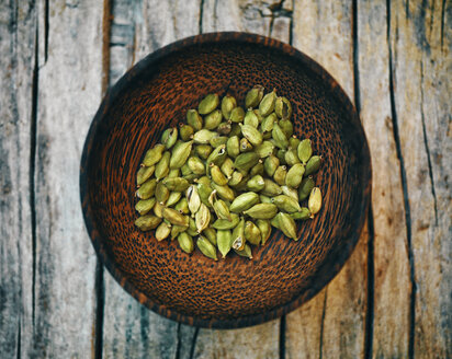 Cardamom capsules in wooden bowl - RAMAF00106