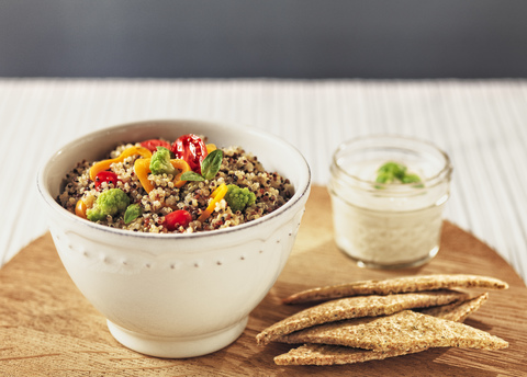 Quinoa-Salat mit verschiedenen Gemüsesorten, lizenzfreies Stockfoto
