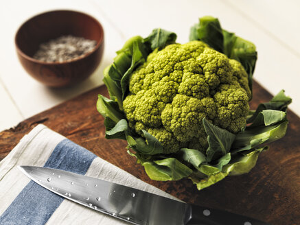 Romanesco broccoli on wooden board - RAMAF00109