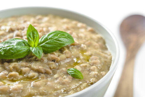 Gerstensuppe mit Olivenöl und Basilikum, Nahaufnahme - RAMAF00111