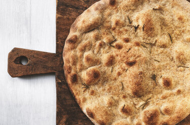 Focaccia mit Rosmarin auf dem Schneidebrett - RAMAF00113