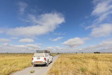 Botswana, Kalahari, Zentral Kalahari Wildreservat, Geländewagen auf Schotterstraße - FOF10227
