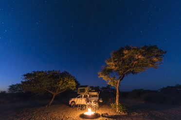 Botswana, Kalahari, Central Kalahari Game Reserve, Campingplatz mit Lagerfeuer unter Sternenhimmel - FOF10228
