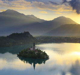 Blick auf den Bleder See und die Insel Bled in Slowenien - AURF02377