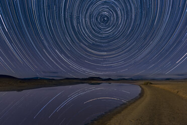 Sternspuren über Lunar Lake Playa, abgelegenes Hinterland von Zentralnevada - AURF02395