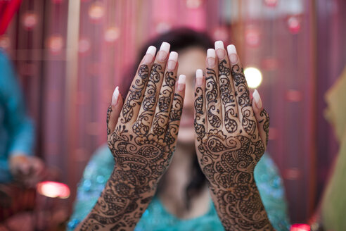 Mehndi (Henna) auf beiden Händen einer jungen Inderin vor einer Hochzeit. - AURF02408