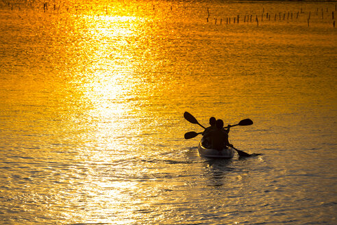 Kajakfahren bei Sonnenuntergang. - AURF02424
