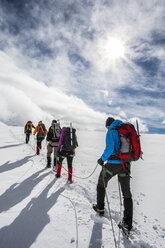 Gruppe von Alpinisten, die in einer Reihe gehen - AURF02427