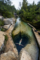 Jacob's Well in der Nähe von Wimberley, Texas, ist eine einzigartige geologische Besonderheit und eine tolle Möglichkeit, einen heißen Sommertag in Texas zu verbringen. - AURF02429