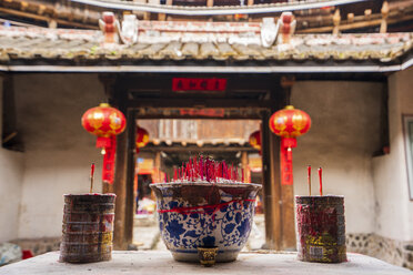 China, Provinz Fujian, Räucherstäbchen in einem Tulou in einem Hakka-Dorf - KKAF01496