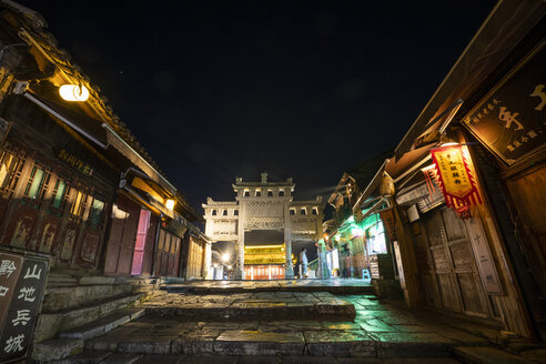 China, Qinyang, Antike Stadt, Stadttor bei Nacht - KKAF01517