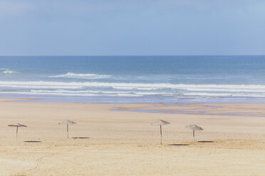 Marokko, leerer Strand, Strohsonnenschirme - MMAF00525