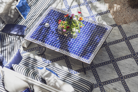 Marokko, Tisch mit blauen Fliesen, lizenzfreies Stockfoto