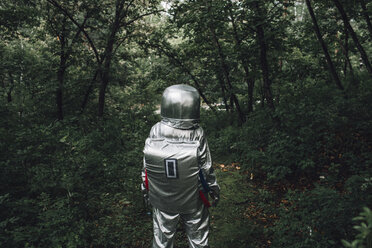 Raumfahrer erkundet die Natur, geht im Wald spazieren - VPIF00530