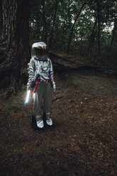 Raumfahrer, der mit einer Taschenlampe die Natur erkundet - VPIF00551