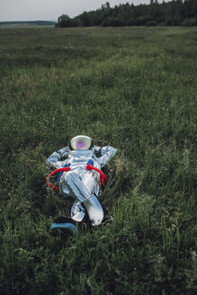 Raumfahrer erkundet die Natur und entspannt sich auf einer Wiese - VPIF00574