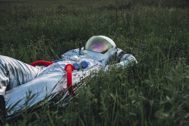 Raumfahrer erkundet die Natur und entspannt sich auf einer Wiese - VPIF00575