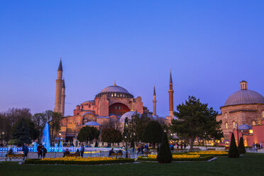Türkei, Istanbul, Park mit Springbrunnen, Hagia Sofia Moschee im Hintergrund zur blauen Stunde - JUNF01147