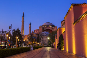 Türkei, Istanbul, Hagia Sofia Moschee zur blauen Stunde - JUNF01148