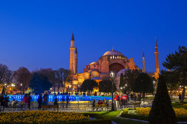 Türkei, Istanbul, Park mit Springbrunnen, Hagia Sofia Moschee im Hintergrund zur blauen Stunde - JUNF01149