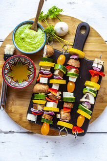Vegetarische Grillspieße, Tomate, gelbe und grüne Zucchini, Tofu, Feta, Zwiebel und Champignon, argentinisches Chimichurri - SARF03922