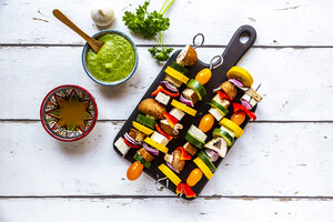 Vegetarische Grillspieße, Tomate, gelbe und grüne Zucchini, Tofu, Feta, Zwiebel und Champignon, argentinisches Chimichurri - SARF03923