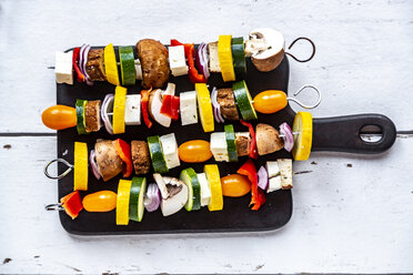 Vegetarische Grillspieße, Tomate, gelbe und grüne Zucchini, Tofu, Feta, Zwiebel und Champignon - SARF03924