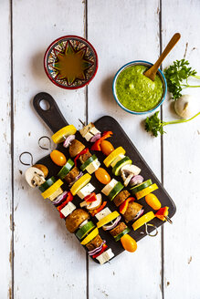 Vegetarische Grillspieße, Tomate, gelbe und grüne Zucchini, Tofu, Feta, Zwiebel und Champignon, argentinisches Chimichurri - SARF03925