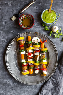 Vegetarische Grillspieße, Tomate, gelbe und grüne Zucchini, Tofu, Feta, Zwiebel und Champignon, argentinisches Chimichurri - SARF03926