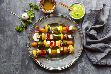 Vegetarische Grillspieße, Tomate, gelbe und grüne Zucchini, Tofu, Feta, Zwiebel und Champignon, argentinisches Chimichurri - SARF03927