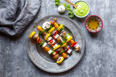 Vegetarische Grillspieße, Tomate, gelbe und grüne Zucchini, Tofu, Feta, Zwiebel und Champignon, argentinisches Chimichurri - SARF03929