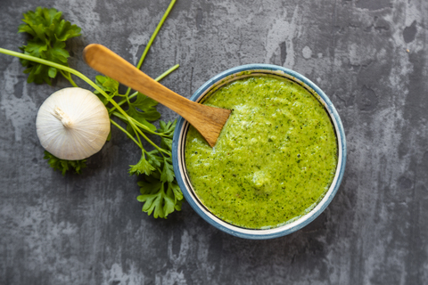 Argentinische Chimichurri verde, Barbecue-Sauce, Draufsicht, lizenzfreies Stockfoto