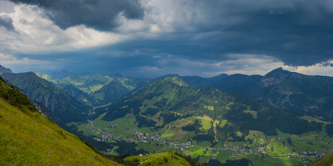 Österreich, Allgäuer Alpen, Vorarlberg, Blick vom Walmendinger Horn ins Kleine Walsertal, herannahendes Gewitter, lizenzfreies Stockfoto
