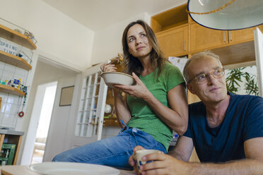 Selbstbewusstes reifes Paar zu Hause mit Blick zur Seite - KNSF04621