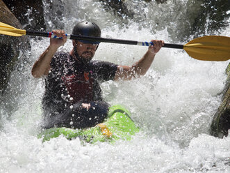 Mann fährt Kajak in den Wildwasser-Stromschnellen des Wilson Creek, NC. - AURF02479