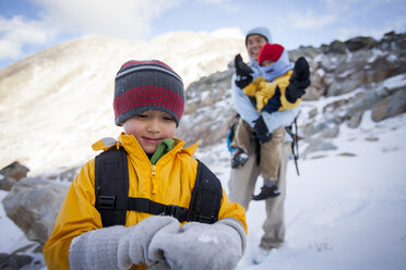 Mutter und Sohn genießen eine Wanderung auf dem schneebedeckten Gap Trail - AURF02493