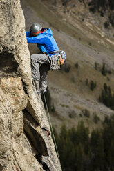 Mann beim Klettern im Corbet's Couloir, Jackson Hole, Wyoming. - AURF02508