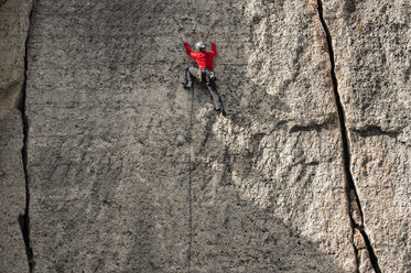 Mann beim Klettern an einer Wand in der Nähe des Corbet's Couloir, Jackson Hole, Wyoming. - AURF02509