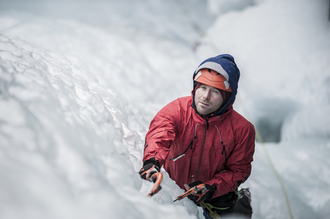 Mann beim Vorstieg an einem Eisfall im Simplonpass, Wallis, Schweiz., lizenzfreies Stockfoto