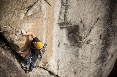 Ein Mann klettert im Vorstieg eine Rissroute über zwei Seillängen im Trad-Stil (das heißt, dass nur selbst platzierte Ausrüstung wie Friends und Nüsse zur Sicherung des Aufstiegs erlaubt sind) in Cadarese, Ossolatal, Italien. - AURF02514