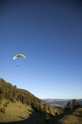 Gleitschirmfliegen in Jackson, WY. - AURF02517