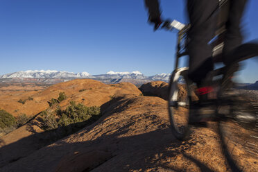 Ein Mountainbiker fährt auf einem Felsenpfad vorbei. - AURF02522